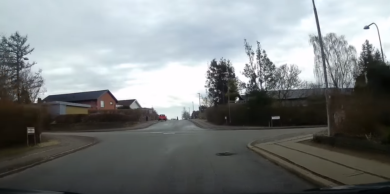 Hver femte dansker ved ikke, hvem de skal holde tilbage for i et kryds som dette