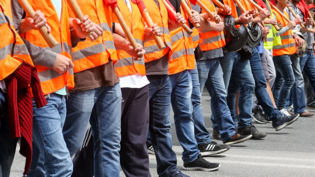 Kollaps på vej?: 30.000 arbejdere nedlægger arbejdet i skandaleramt virksomhed