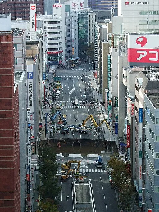 Over 1,2 millioner japanere bedt om at undgå tøjvask for at redde en mand fanget i jordfaldshul