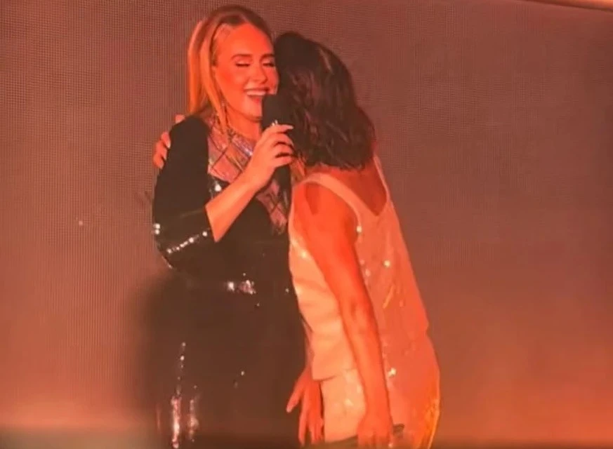 Adele inviterer fan på scenen: Så tager sagen en uventet drejning