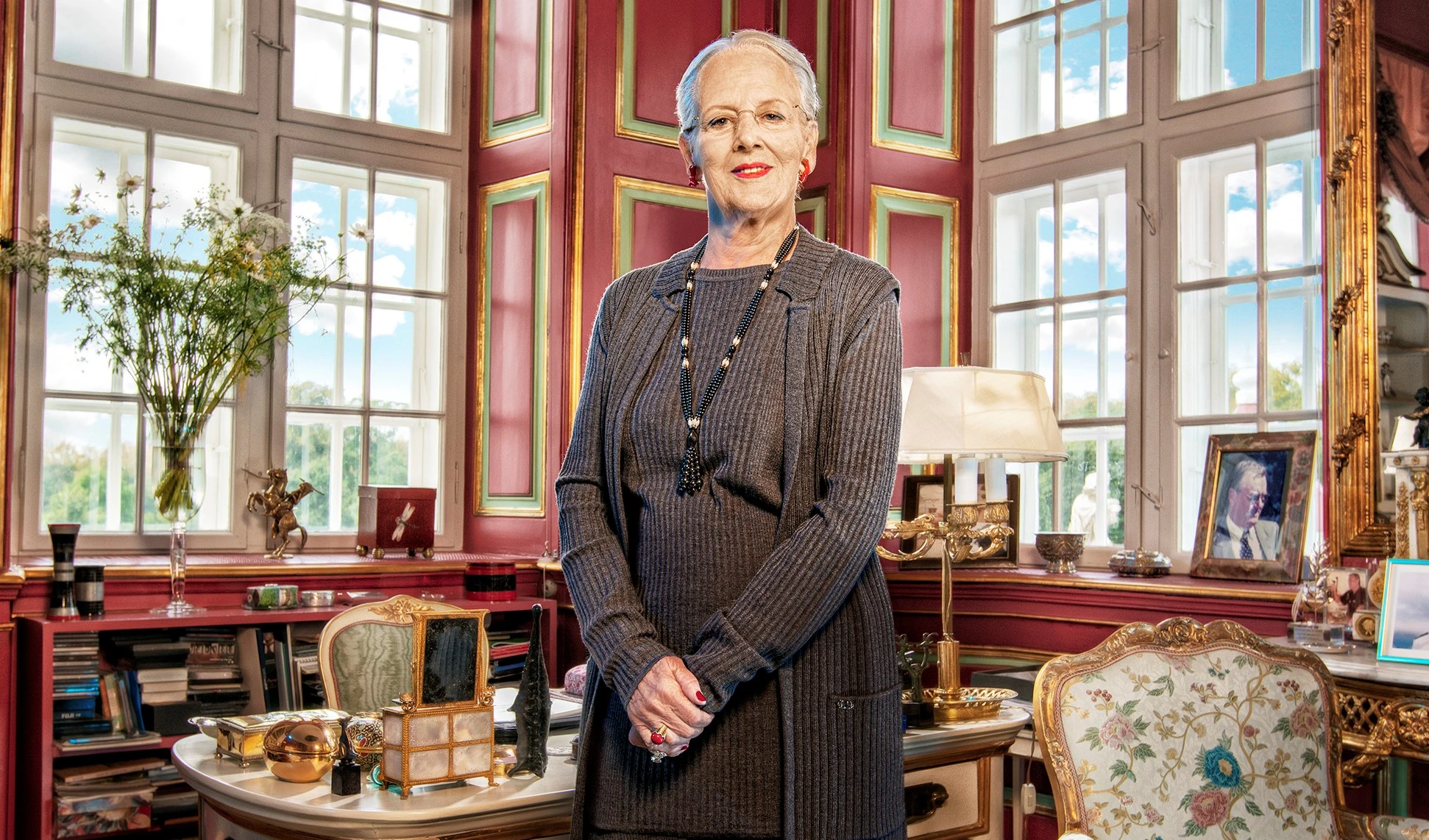 Margrethe i ensom majestæt: Se to helt nye portrætter af dronningen