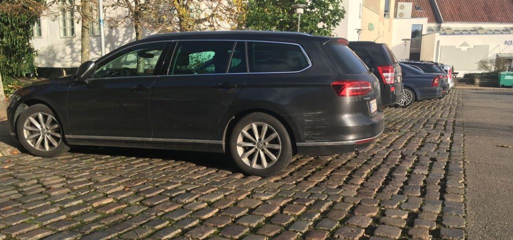 Træfældning og vejarbejde lukker central parkeringsplads for en kort stund