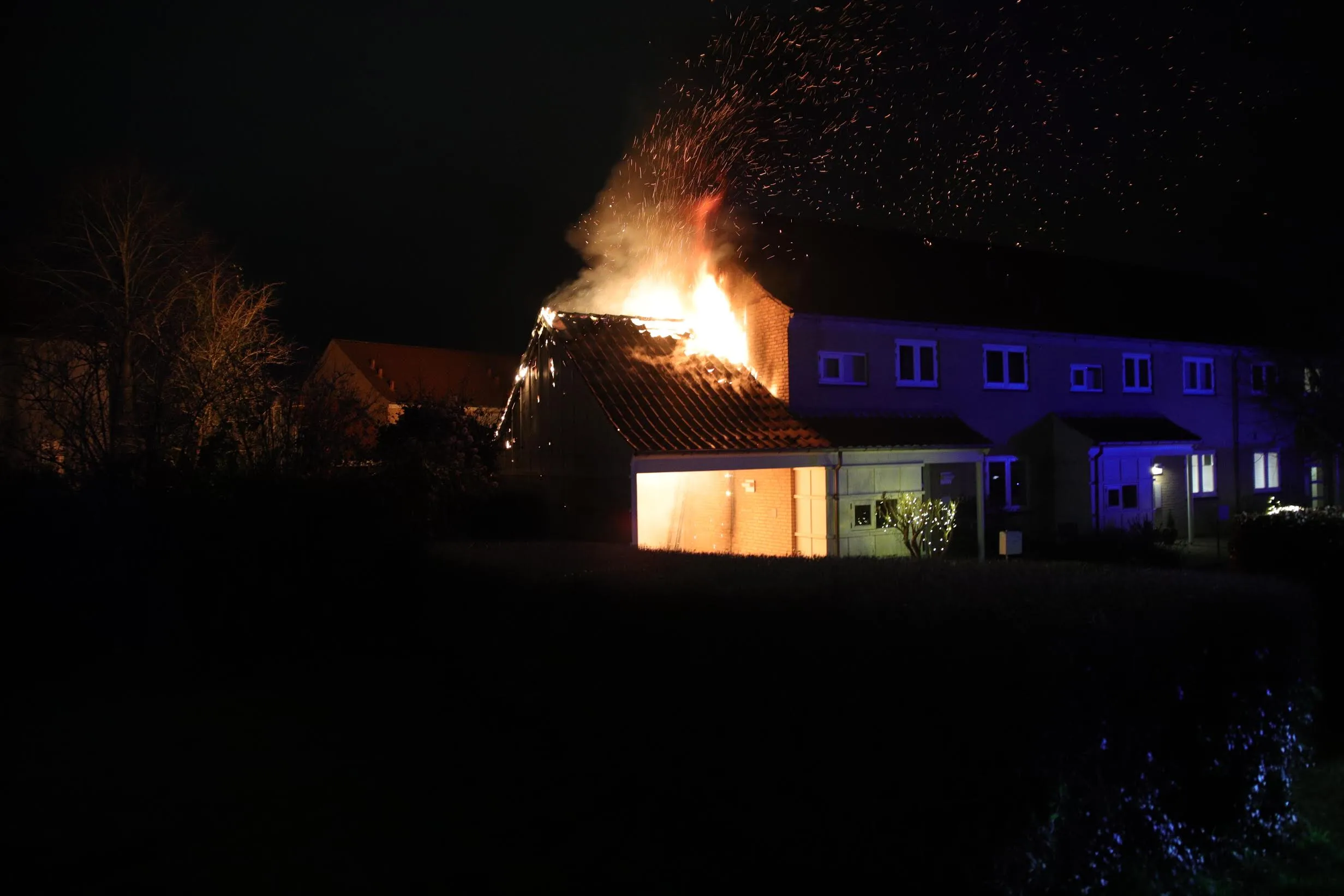 LIGE NU: Villa i flammer