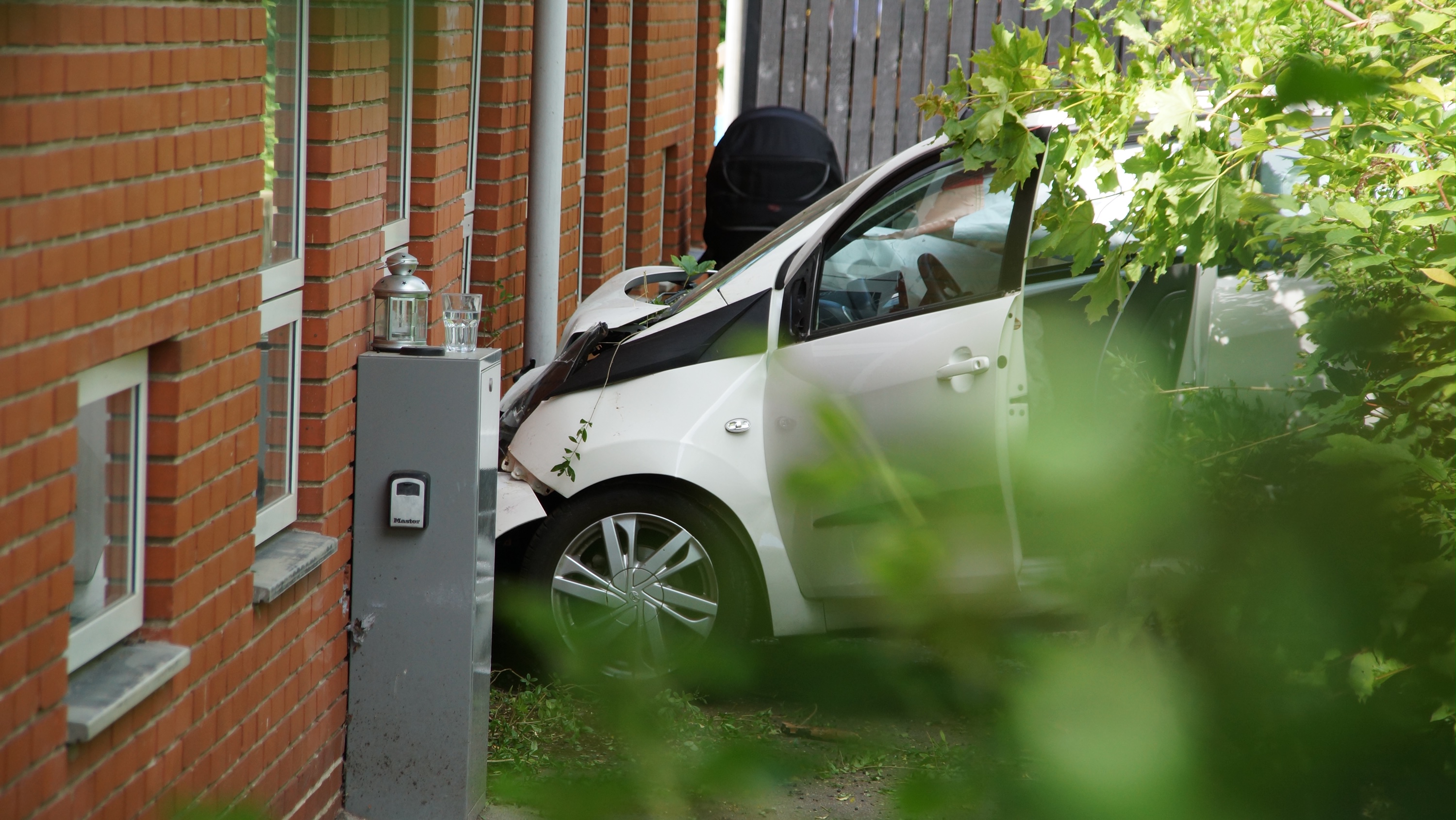 Bilist brager ind i børnehave