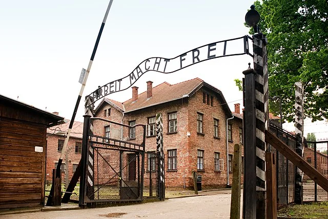 Manager ved Auschwitz har det fint med selfies: Men ved denne opførsel sætter han en grænse