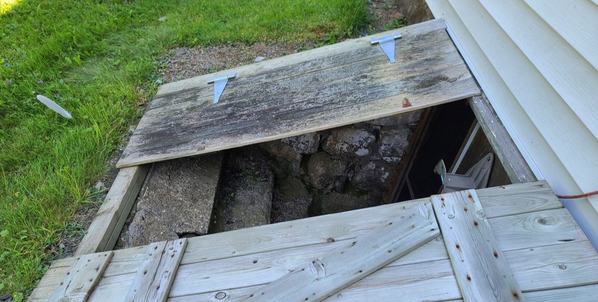 Dette par opdagede en skjult dør i deres hus – hvad de fandt, gav dem kuldegysninger