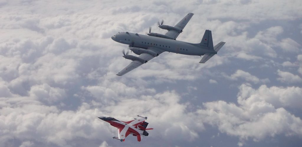 Se de flotte billeder: Dannebrogsfly skræmmer russisk spionfly væk fra grænsen