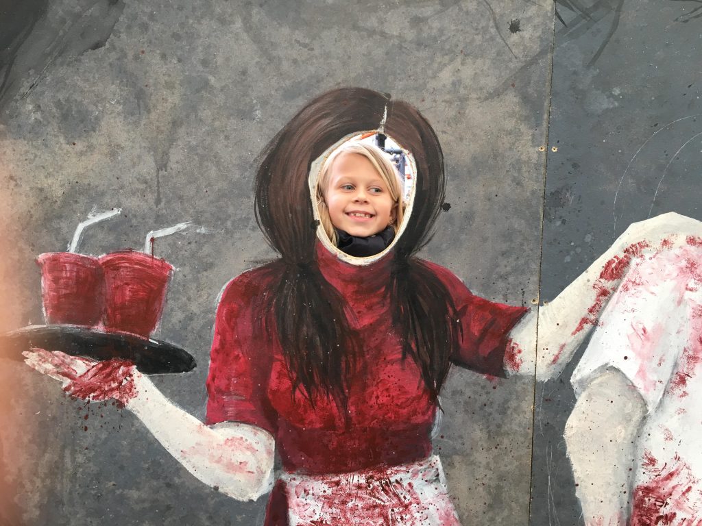 9-årige Marinella anmelder Halloween i Friheden: ”Det var ikke uhyggeligt, men mega sjovt”