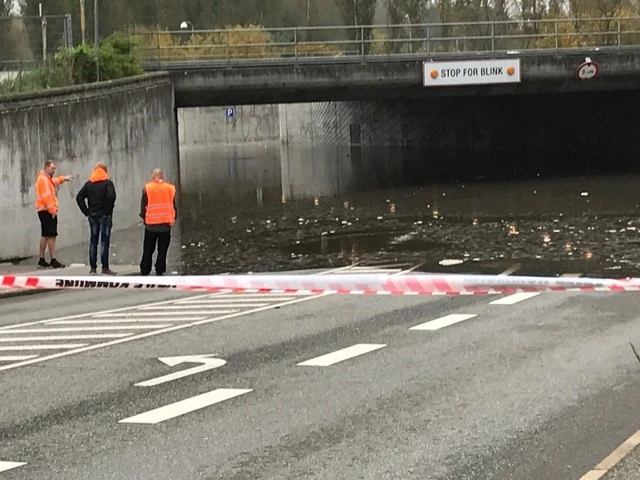 Oversvømmelser og ingen vand i hanerne: Mandag skaber vandledning kaos i Vejle