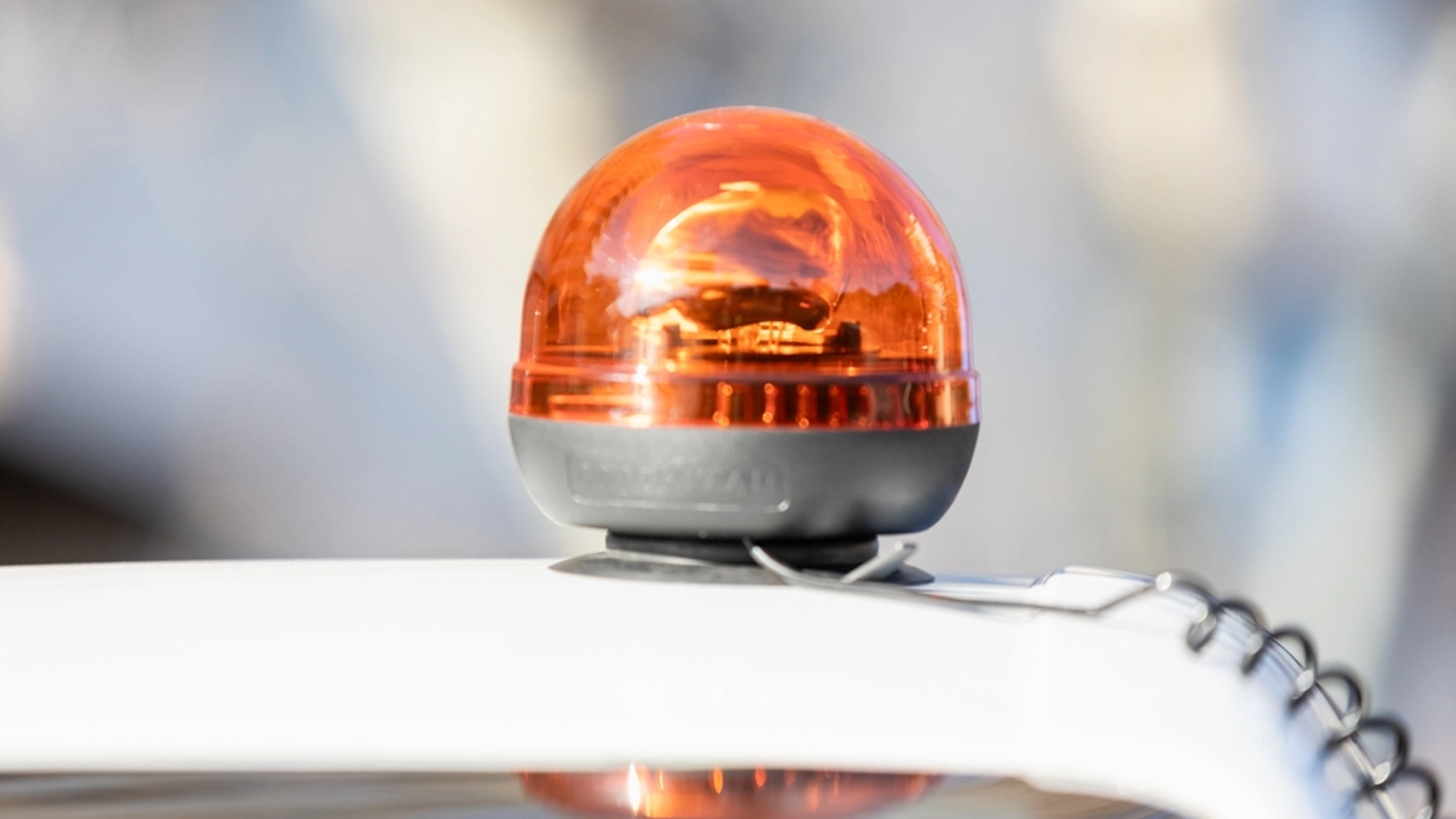 Ny regel tvinger bilister til at have et orange lys i bilen: Kan købes for 370 kroner