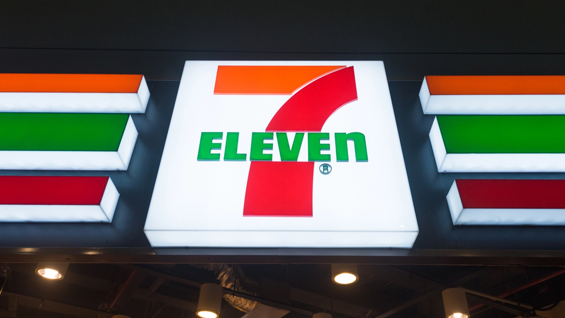 42-årig mand ville stjæle 70 chokoladebarer i 7-Eleven – men på komisk vis fik han afsløret sig selv