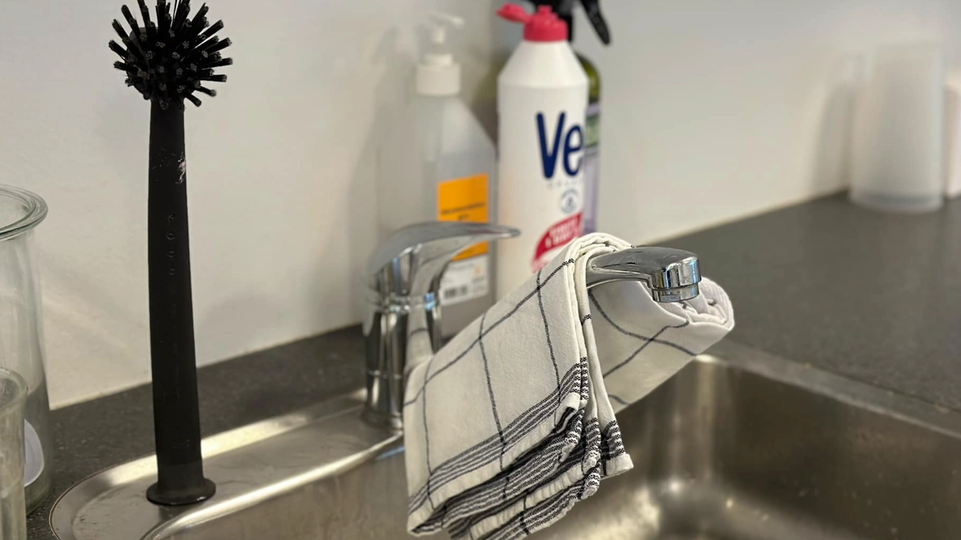 Her er grunden til, at du aldrig må hænge et viskestykke over vandhanen