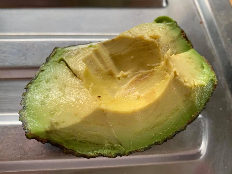 Mor deler klogt trick – nu kan du holde avokado frisk i en uge