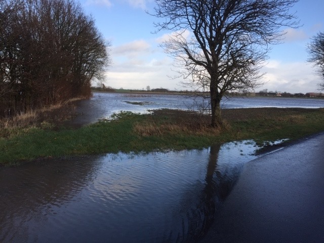Stor vej spærres: Vand strømmer ud på kørebanen