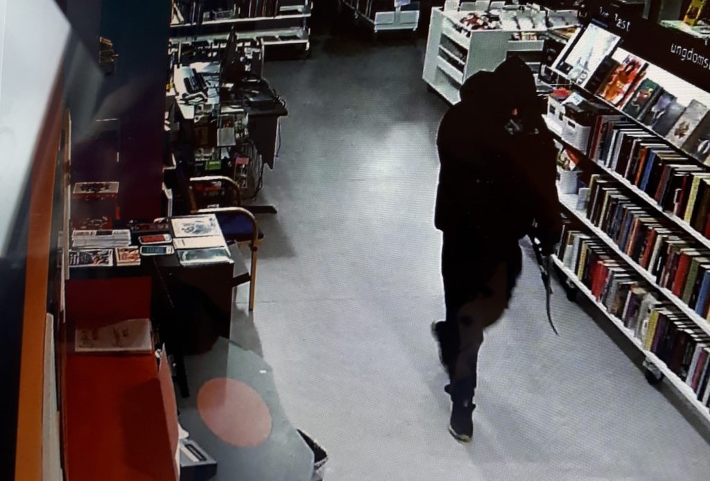 Bogorme bevæbnet med koben efterlyses