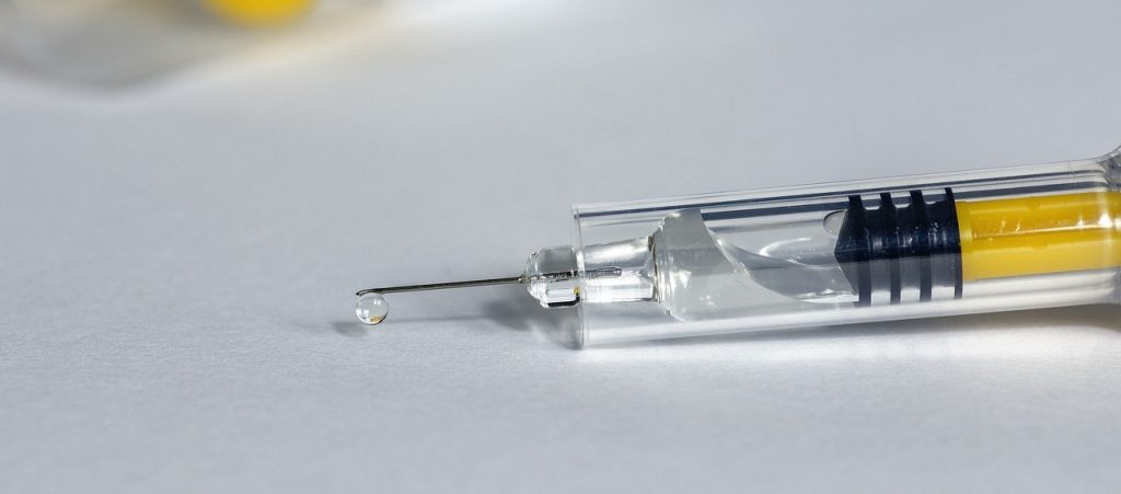 Et enkelt stik kan forhindre at 16-årige piger bliver blinde – men indsprøjtningen er for dyr