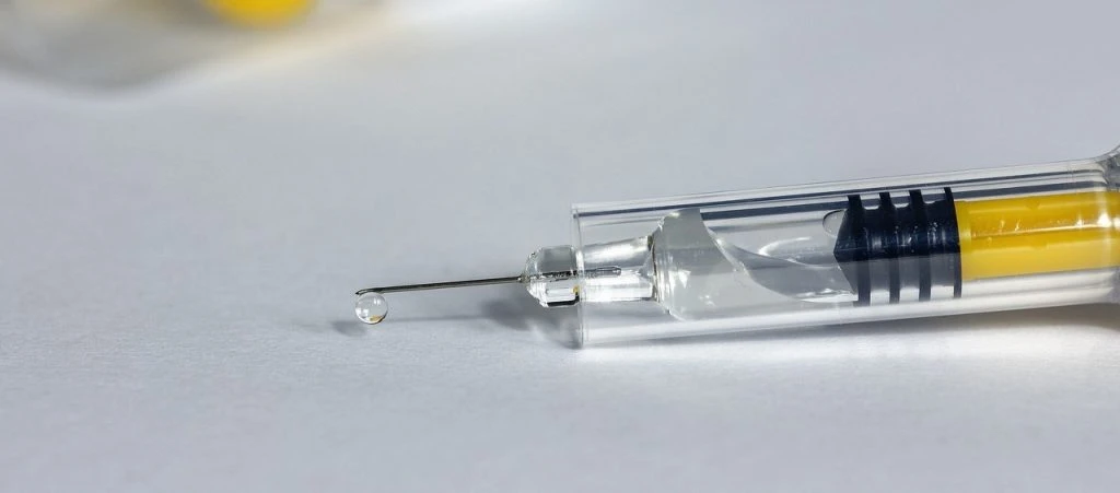 Et enkelt stik kan forhindre at 16-årige piger bliver blinde – men indsprøjtningen er for dyr