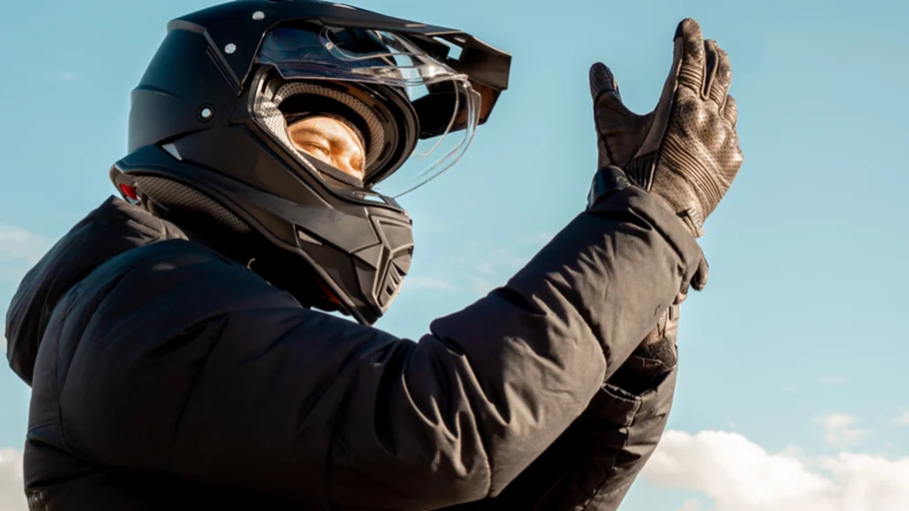 Her er, hvad motorcyklister prøver at fortælle dig, når de banker på hjelmen