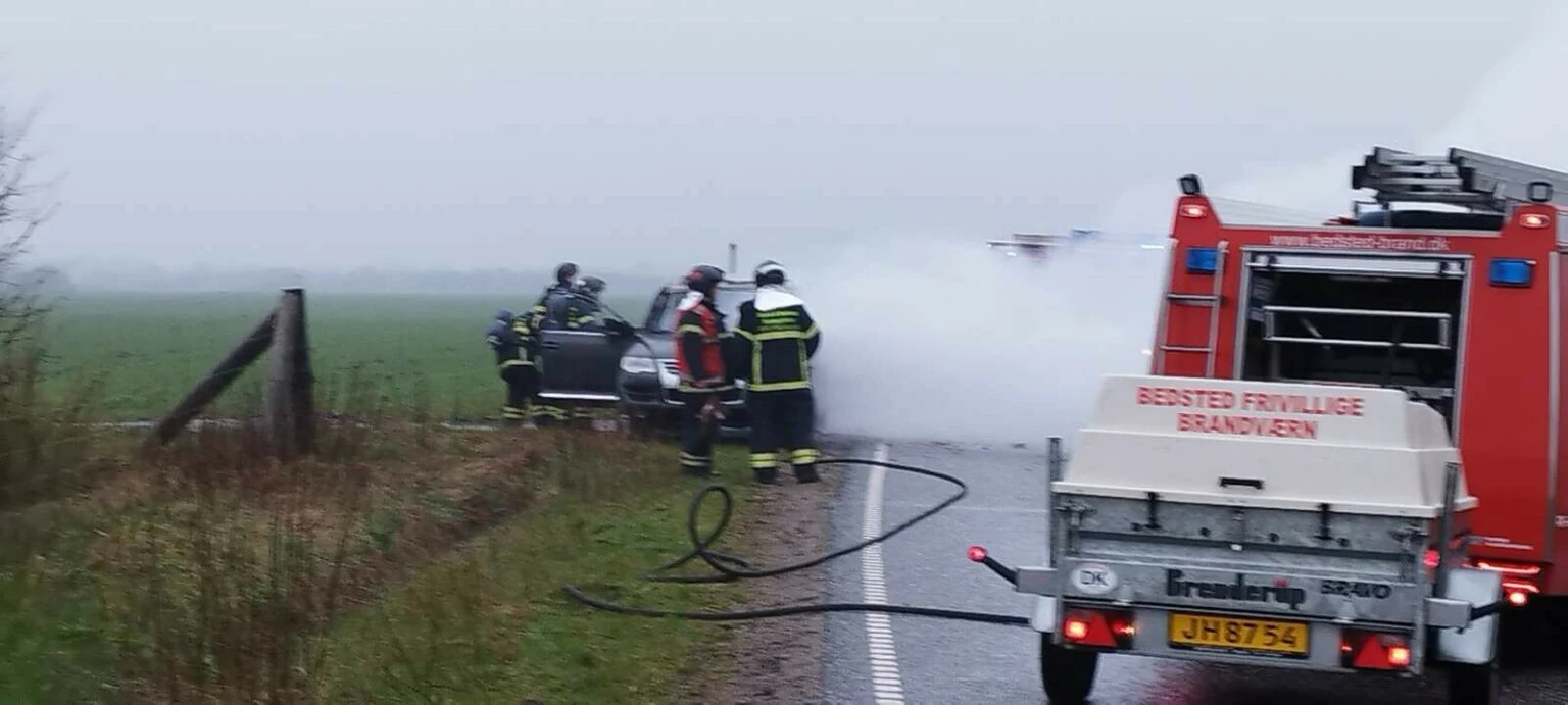 Brandvæsen til stede ved bilbrand: Du gætter aldrig, hvad der antændte flammerne