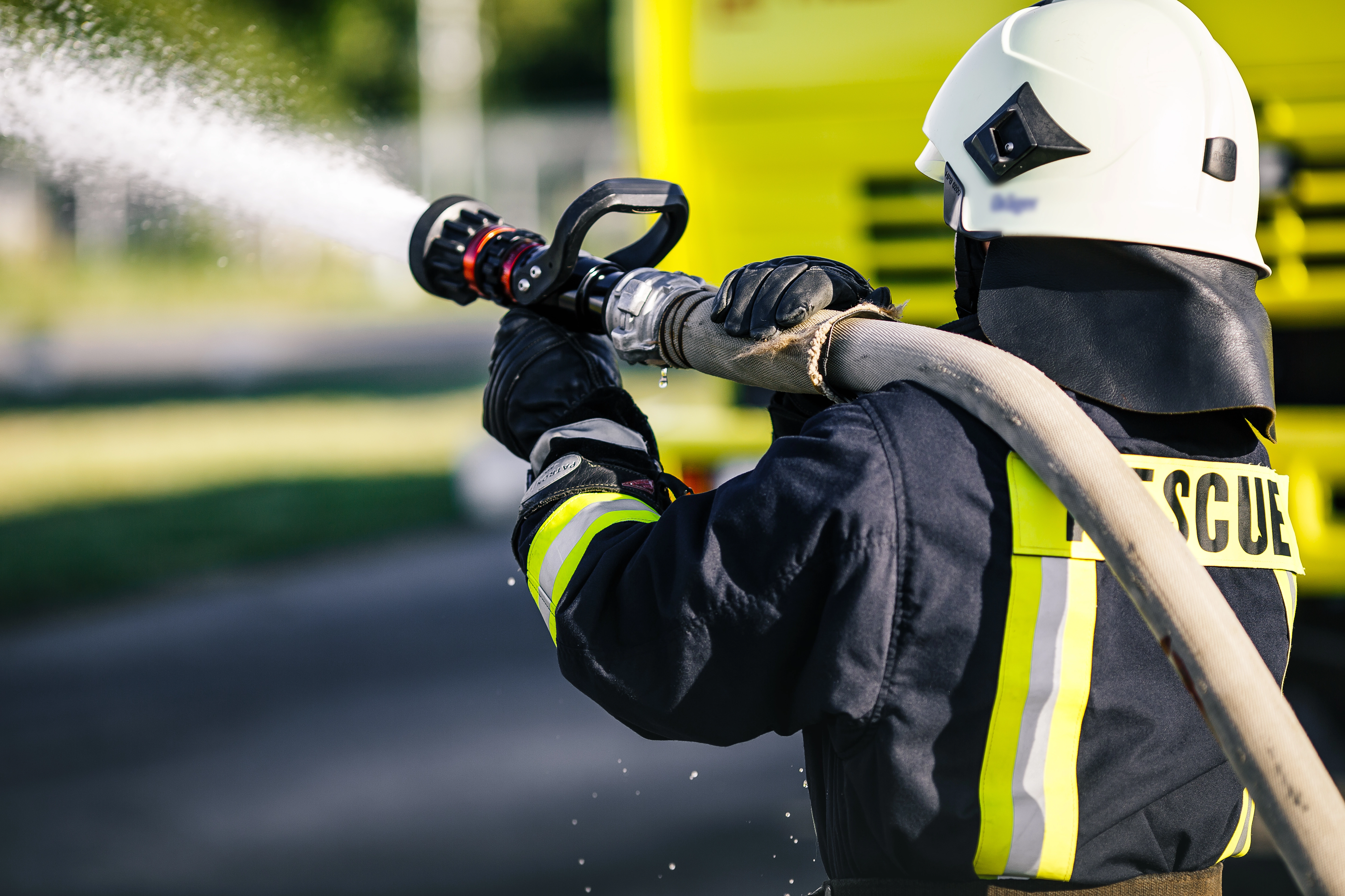 Voldsom brand i industribygning udvikler giftig røg: Luk døre og vinduer