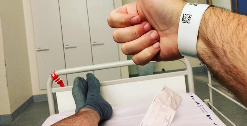 Dansk komiker hastet med ambulance