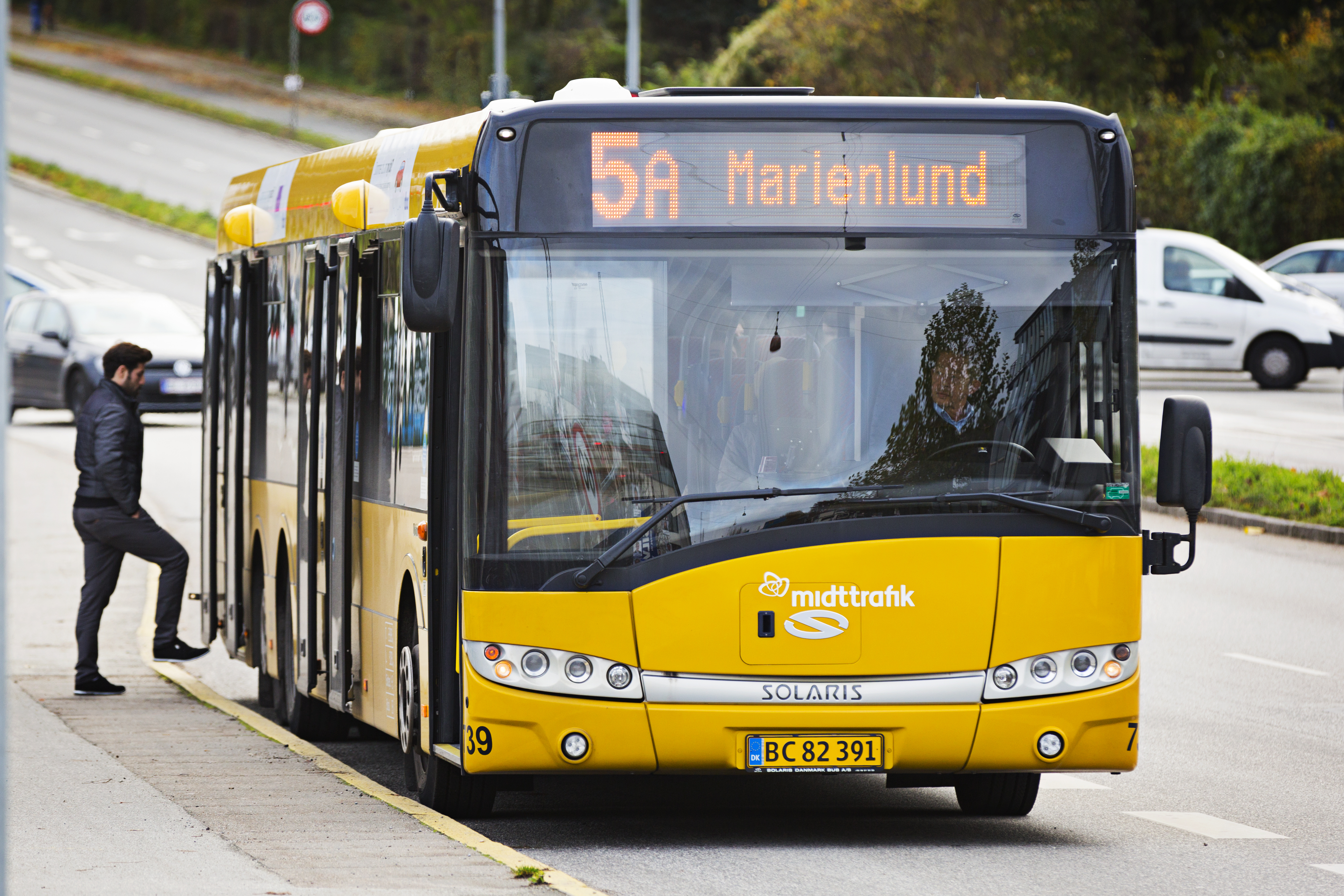 Kendte ikke “sælskind”: Tilfældig 43-årig slået ned ved busstoppested