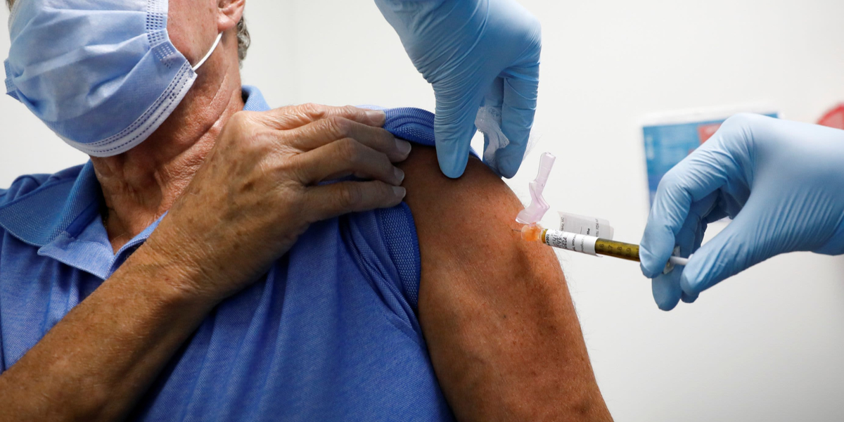 Vil snyde sig til vaccine: Tropper op udklædt som ældre damer