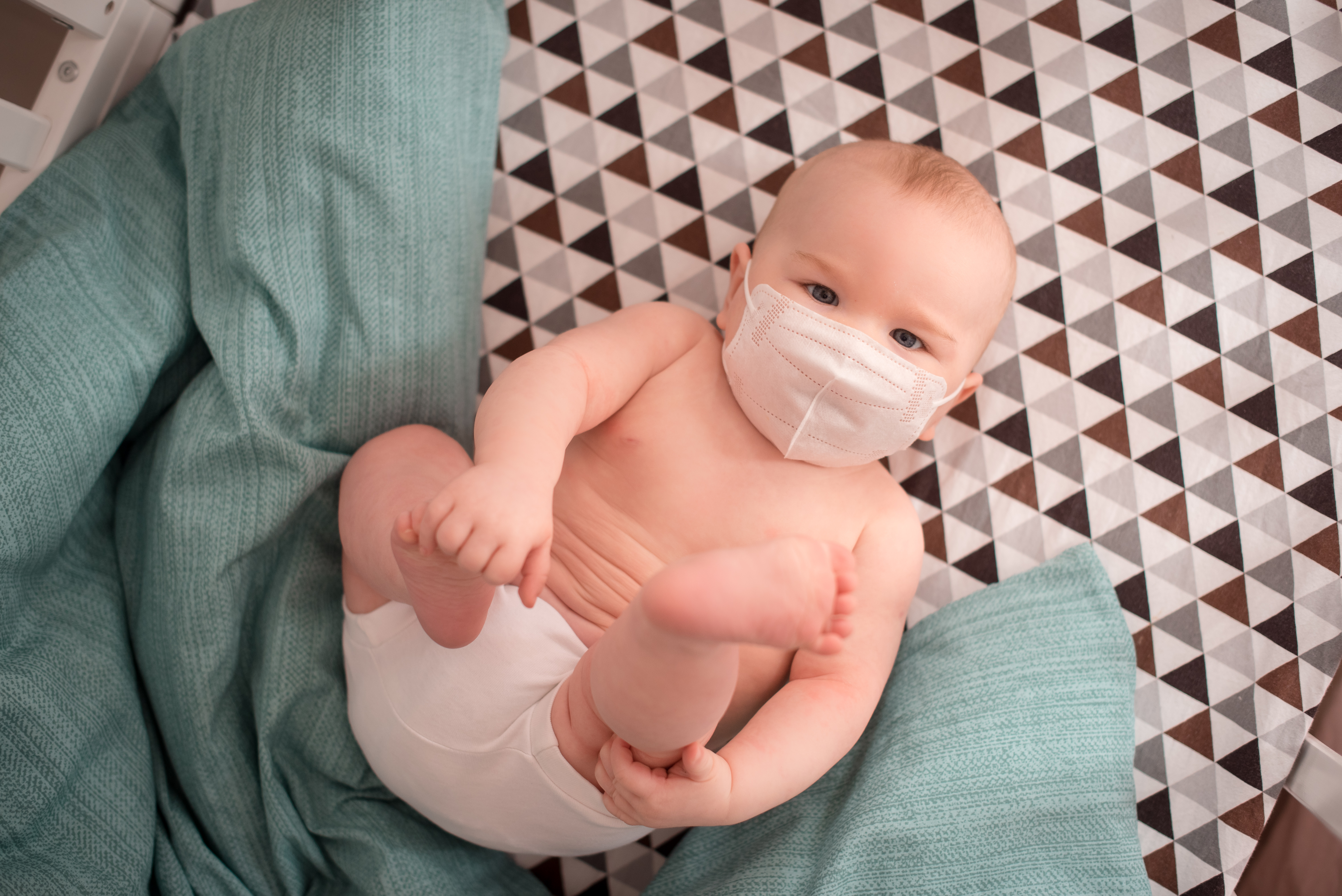Skræmt fra vid og sans: Ung mor beskriver sin babys uhyggelige kamp for livet mod coronavirus