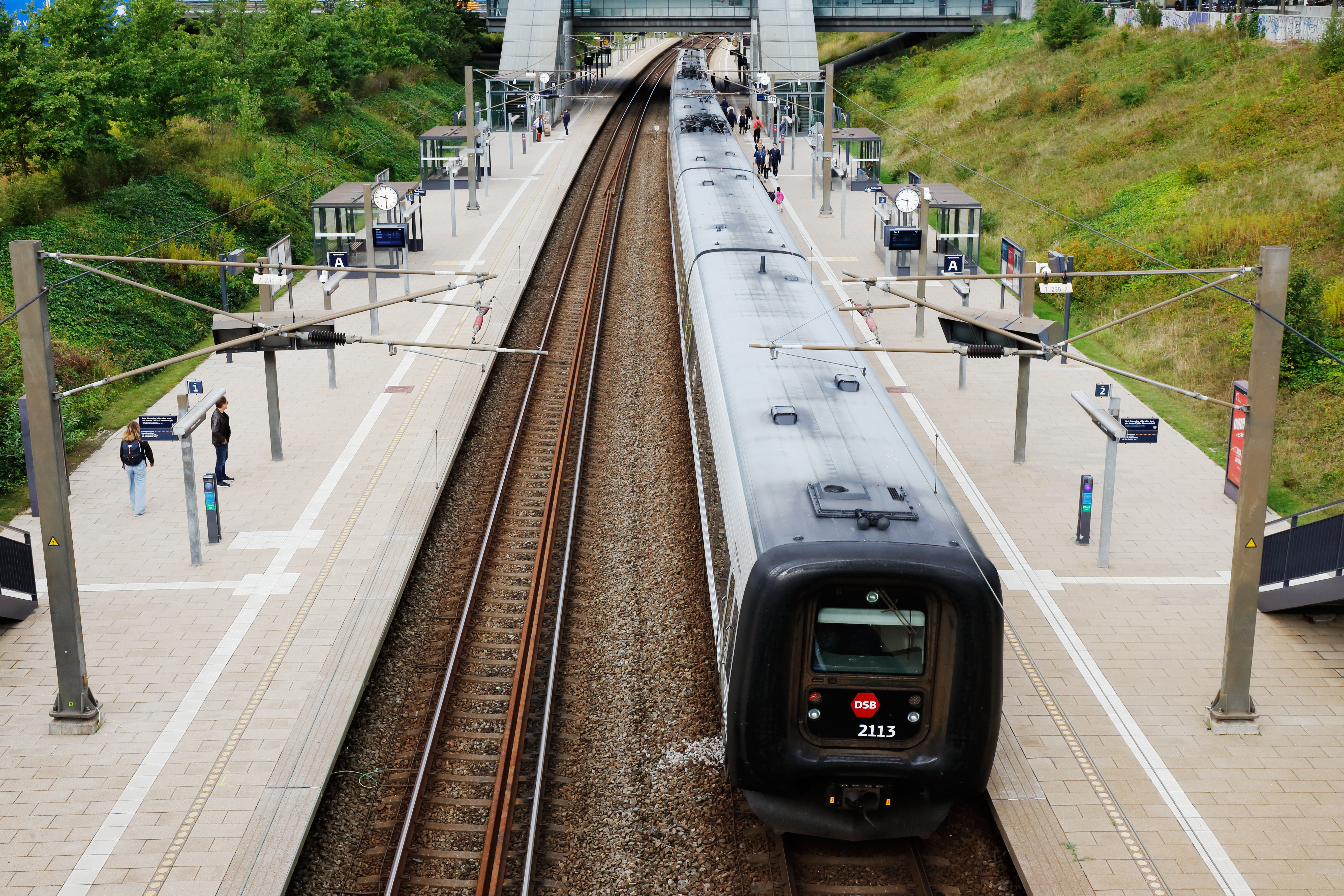 Trusselbesked skrevet med kridt på dansk togstation – få tæsk på fredag