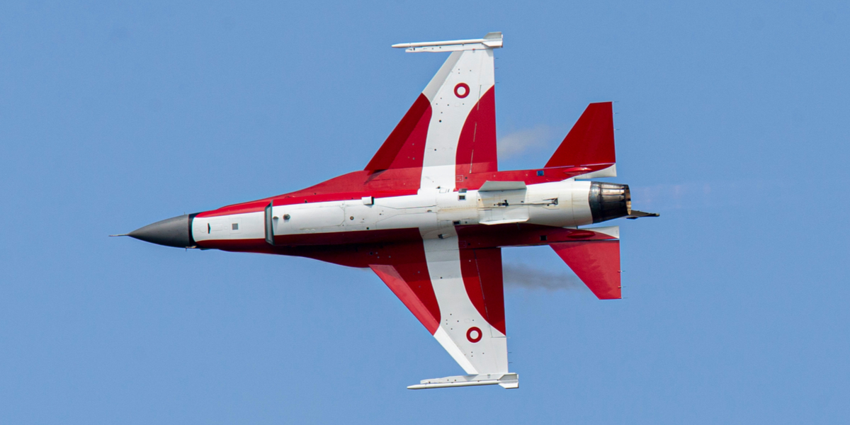 LIGE NU: Sender kampfly på vingerne