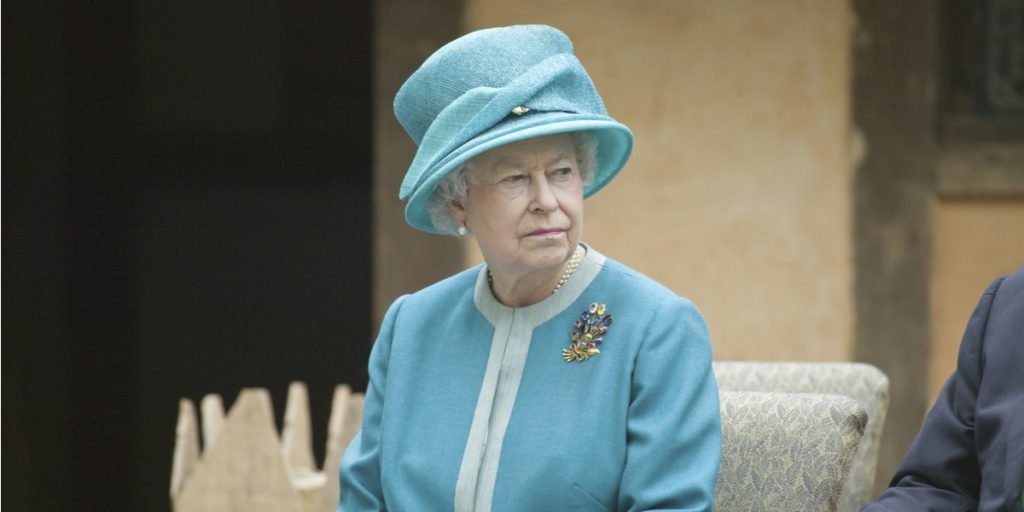 For første gang i næsten 60 år: Nu giver dronning Elizabeth opgaven videre