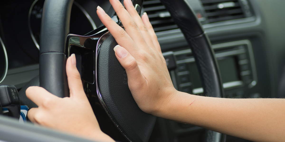 18-årig kvinde i højt humør dytter på det helt forkerte tidspunkt