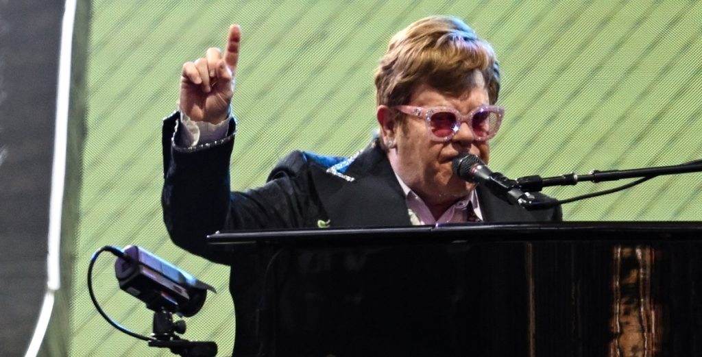 Chok-foto: Elton John i kørestol
