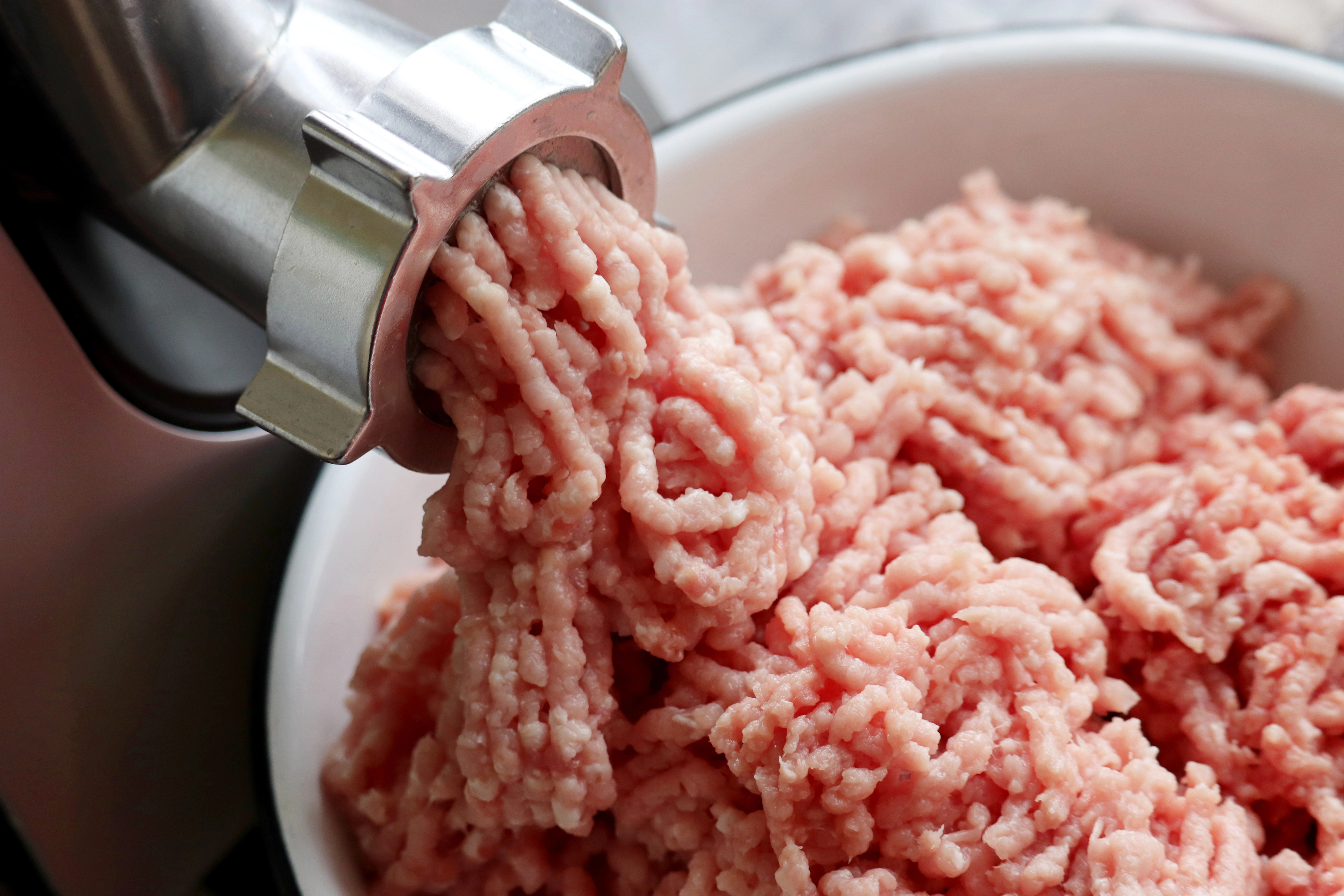 Frikadeller kan gøre visse danskere syge: Nu fjernes de fra kølediske landet over