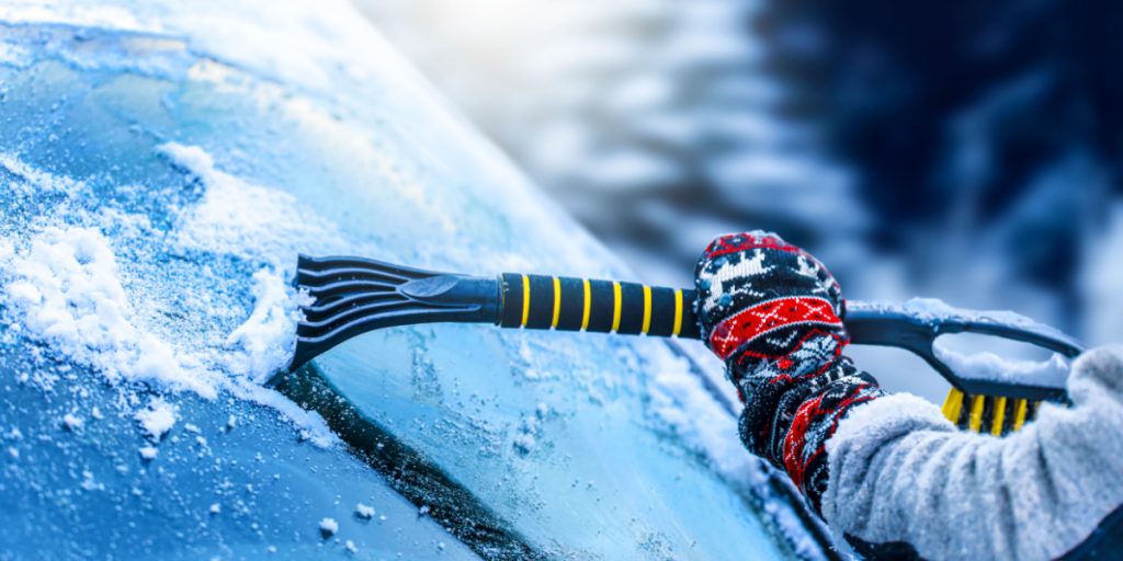 For mange danskere skraber isen af bilruden på denne måde: Nu fraråder ekspert på det kraftigste