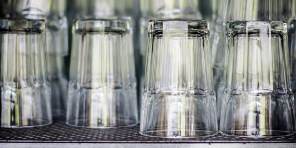 Derfor skal du ikke vende dine glas på hovedet i skabet