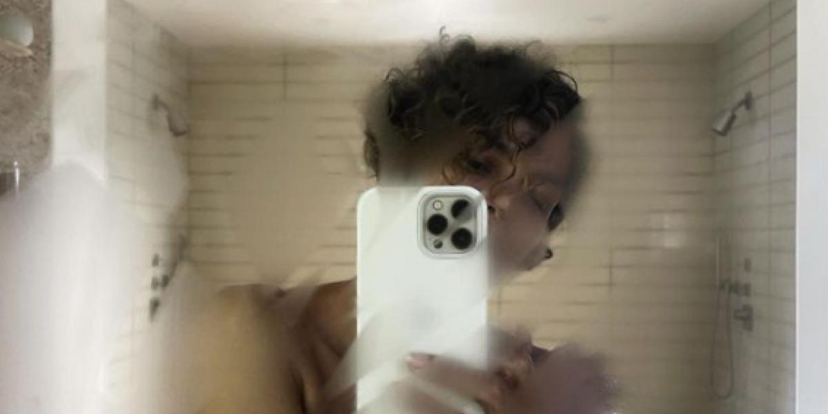 Ikke en trevl på kroppen: Halle Berry sipper vin på balkonen