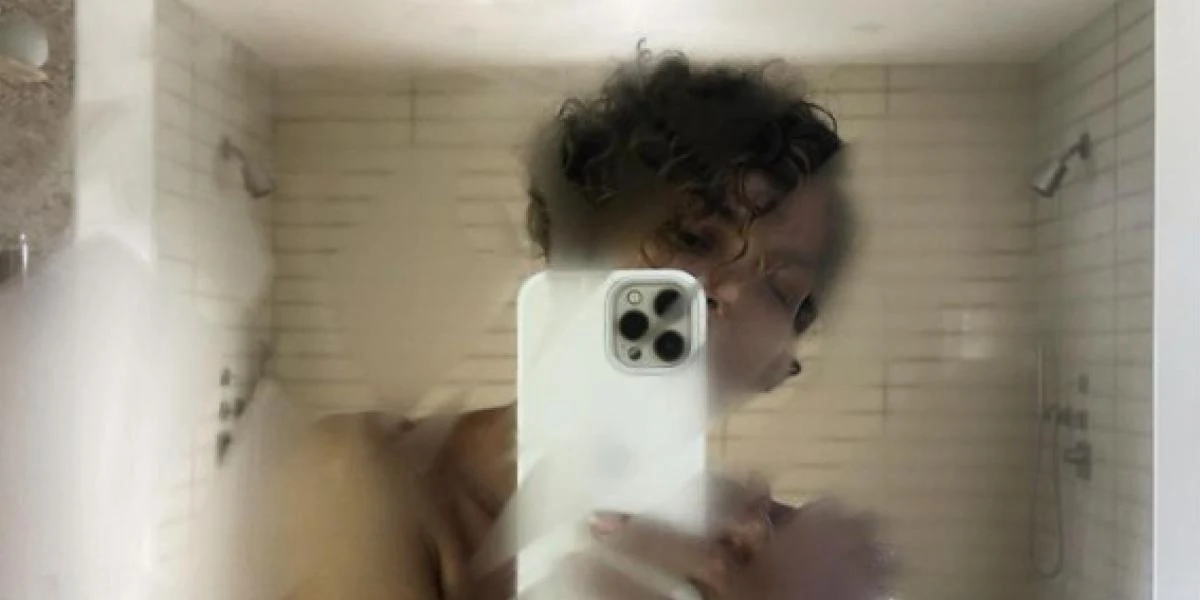 Ikke en trevl på kroppen: Halle Berry sipper vin på balkonen