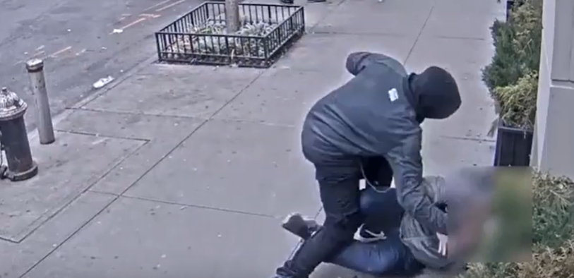 Chokerende video af voldeligt overfald: Tilfældig forbipasserende tæsket med hamburger