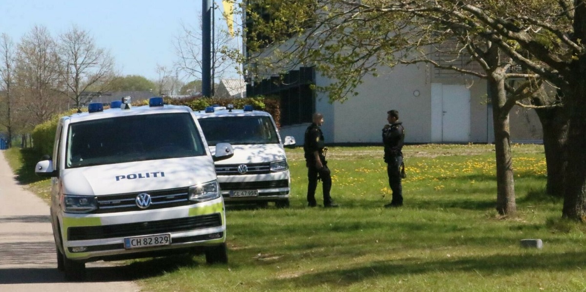 Politi med maskingevær på dansk skole: Nu er forklaringen kommet