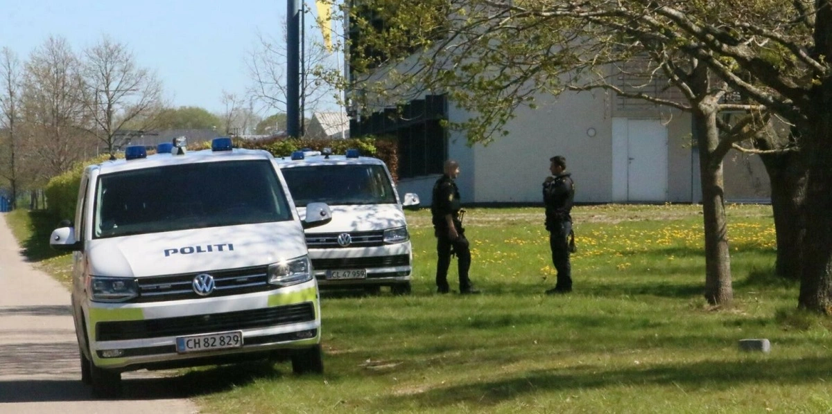 Politi med maskingevær på dansk skole: Nu er forklaringen kommet