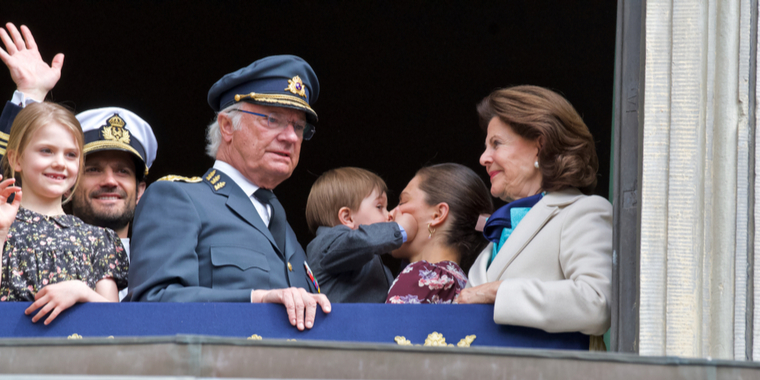 Kongefamilie ramt af corona