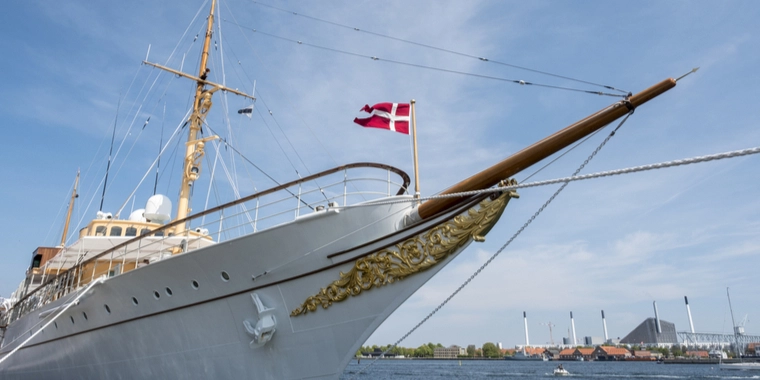 Så er det slut: Kongeskibet Dannebrog lægger til kaj