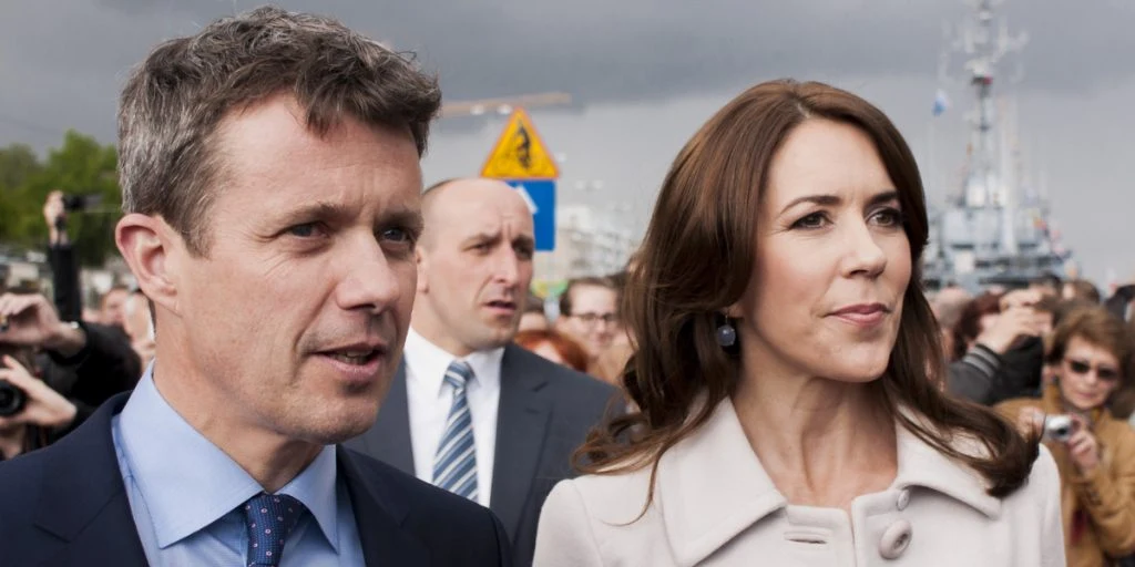 Frederik og Mary i gavehumør: Deler millioner ud