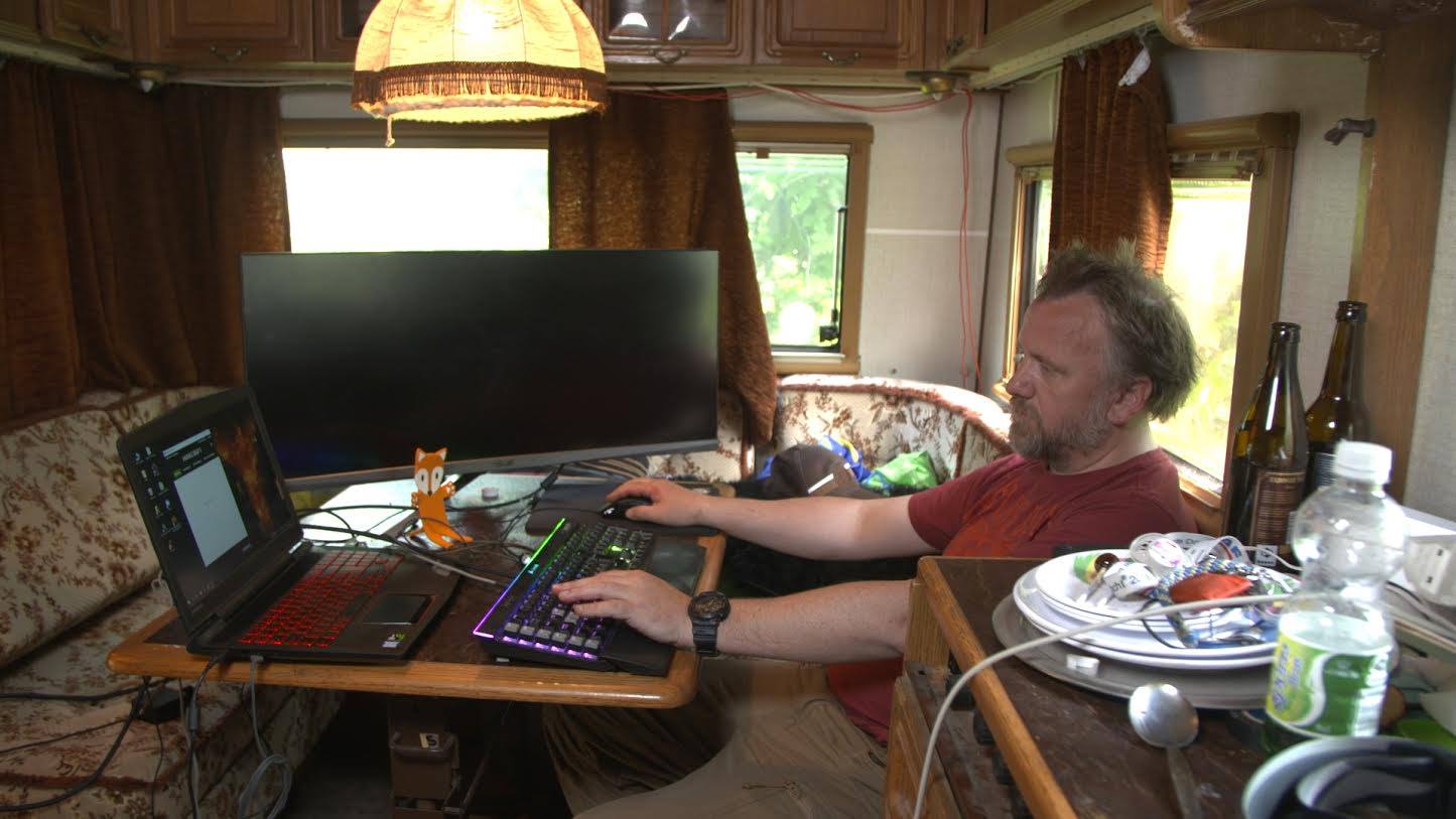 Stor forbrugsfest slutter i campingvogn: Keven kan blive anholdt når som helst