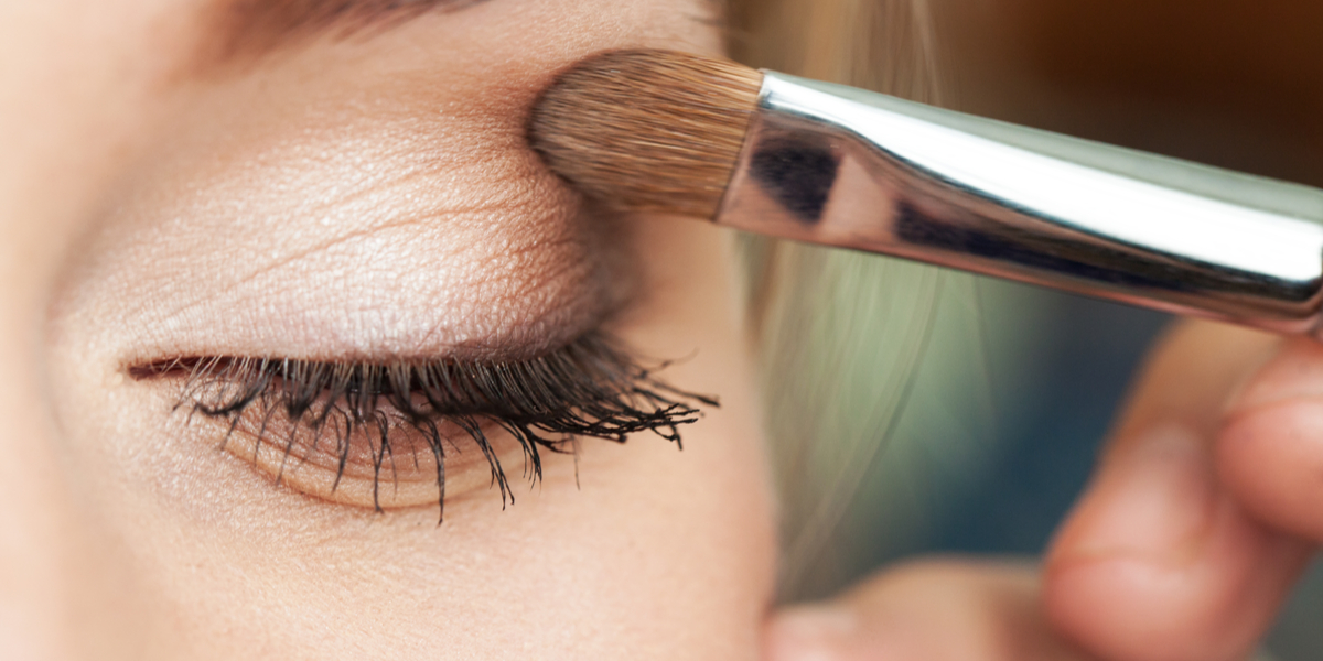 Advarer: Derfor skal du ikke bruge gammel make up