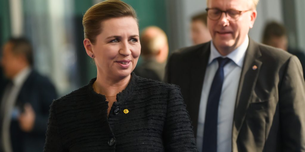 Video: Mette Frederiksen synger på scenen med Kandis