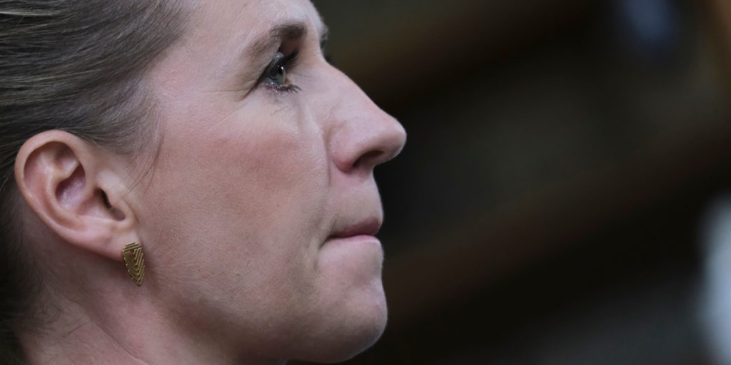 Mette Frederiksen med en løftet pegefinger: “Det hjælper ikke på situationen”