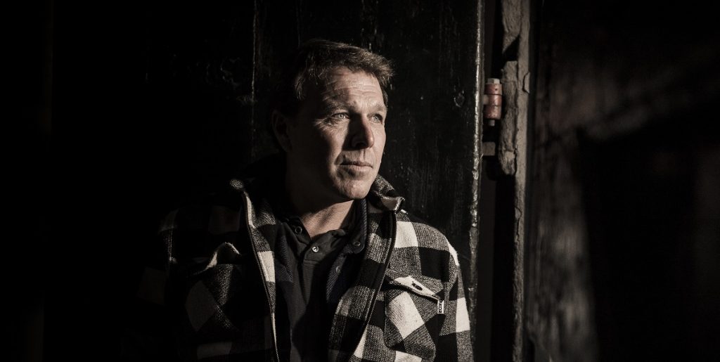 Efter tragisk dødsfald i familien: Nu taler Mikkel Beha Erichsen ud