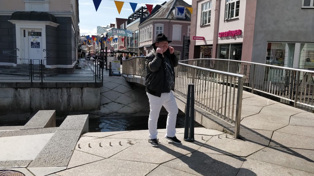 Morten Denert har arbejdet på McDonalds i mere end ti år – men drømmer om at blive troldmand